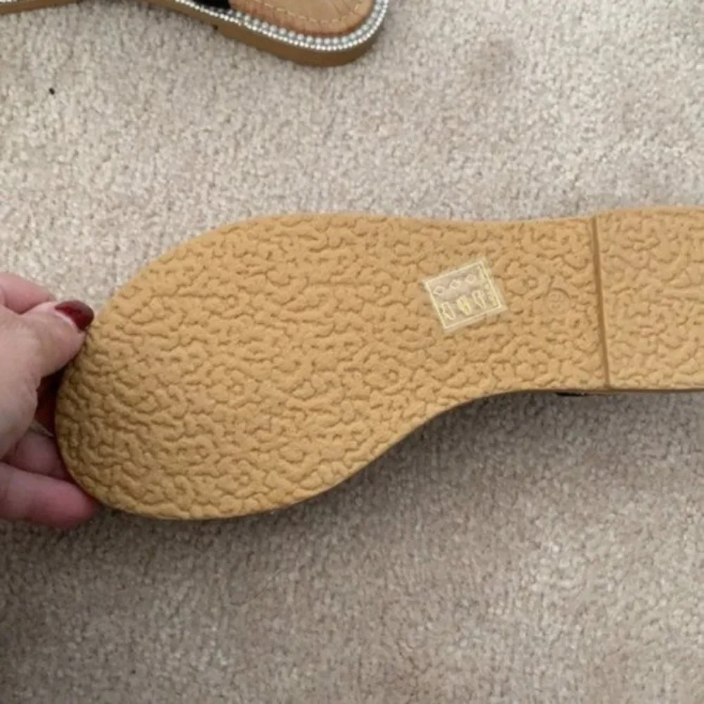 NWOT Sandal with Beading and rhinestones - Picture 2 of 4